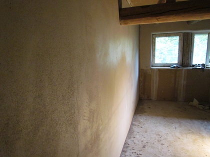 Ein seitlicher Blick offenbart die Unebenheiten im Putzwerk