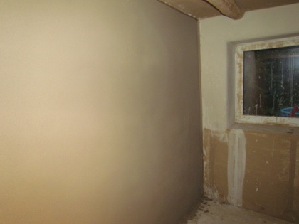 Im Lichtschein sind leichte Unebenheiten im Kalkputz erkennbar