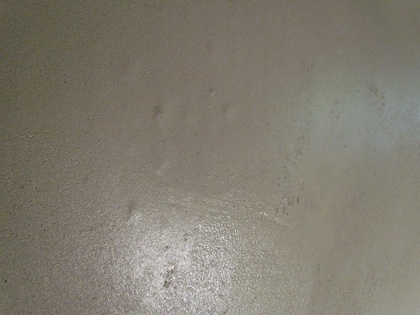 Luftblasen im Kalkputz