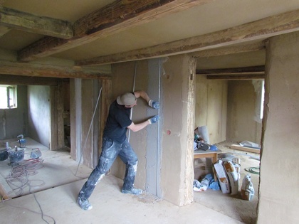 Dann werden die Putzprofile aus Blech eingedrückt