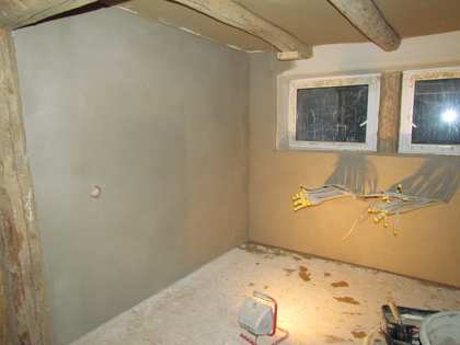 Das kleinste Kinderzimmer wurde mit Kalkputz verputzt links