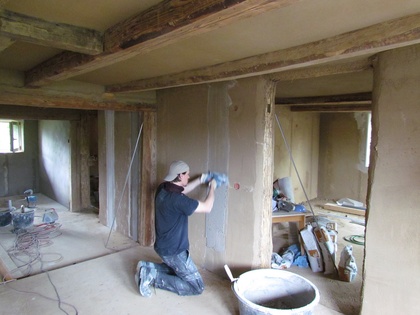 Der Kalkputz wird aufgetragen