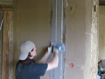 Die Lücke zwischen den Blechprofilen wird mit Kalkputz aufgefüllt