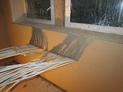 Die Wandheizungsrohre und Steürkabel sitzen gut im Kalkputz