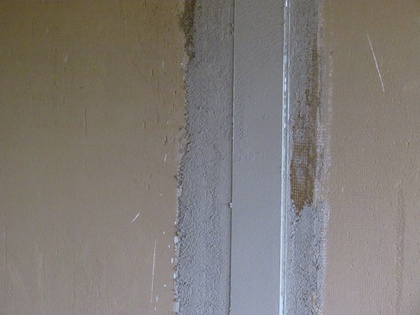 Die erste Lage muß etwas ziehen bevor eine zweite aufgetragen werden kann