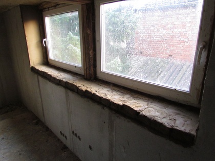 Fensterbank innen mit Lehmsteinen ausgemaürt