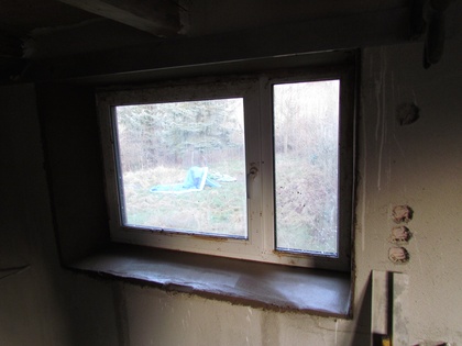 Kleines Fenster mit Fensterbank aus Lehmputz