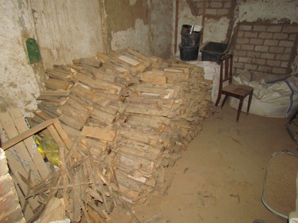 Holzscheite aus dem Deckenabriß fein säuberlich aufgestapelt