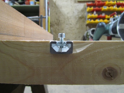 Die Führungßchiene liegt ganz knapp unterhalb der Holzplattenoberfläche