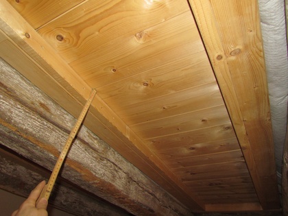 Die Holzdecke im Haus von unten gesehen