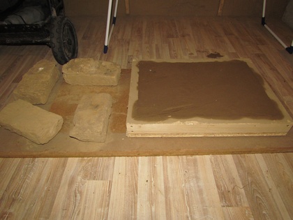 Lehmsteine und die Lehmbauplatte als Beschwerer Lehmsteine und die Lehmbauplatte als Beschwerer