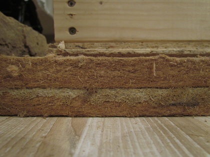 Zwei Holzfaserplatten werden verklebt Zwei Holzfaserplatten werden verklebt