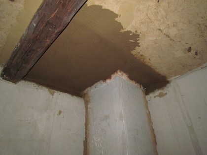 Die Decke am Schornstein hat eine weitere Lage Lehmputz erhalten Die Decke am Schornstein hat eine weitere Lage Lehmputz erhalten