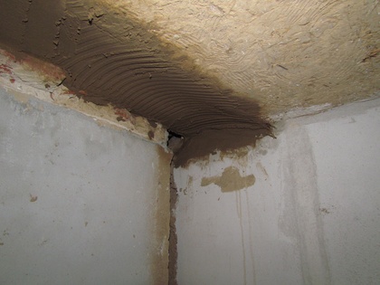 Es wird noch viel Lehmputz am Schornstein benötigt Es wird noch viel Lehmputz am Schornstein benötigt