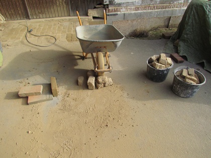 Hier wurden Lehmsteine mit der Trennscheibe geschnitten Hier wurden Lehmsteine mit der Trennscheibe geschnitten