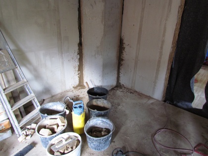 Hinter dem Schornstein sieht es aus als wäre etwas explodiert Hinter dem Schornstein sieht es aus als wäre etwas explodiert