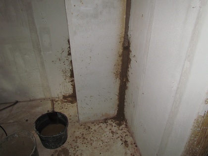 Mit Lehmsteinen werden die Lücken neben dem Schornstein verschloßen Mit Lehmsteinen werden die Lücken neben dem Schornstein verschloßen