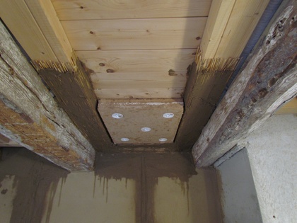 Selbstgeklebte Holzfaserplatte an der Decke