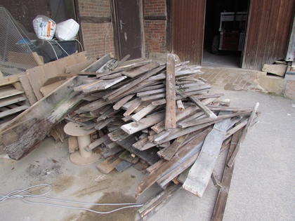 Das Holz vom Schuppen in einem riesigen Haufen