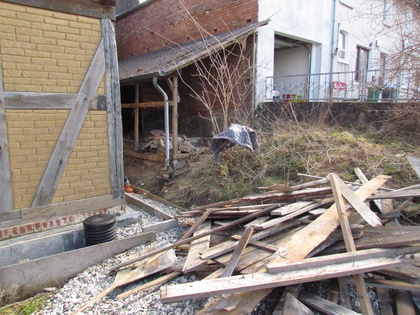 Der Holzstapel mit Abrißholz wächst beständig