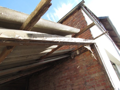 Die ersten Fulgurit Dachplatten wurden entfernt