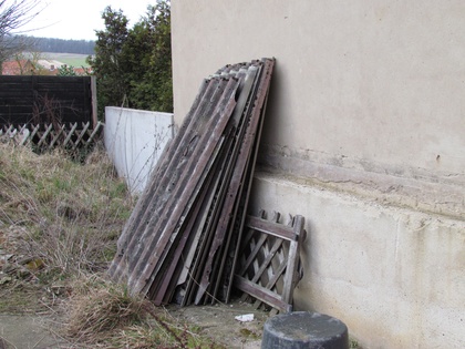 Die intakten Platten lehnen an der Scheune des Nachbarns