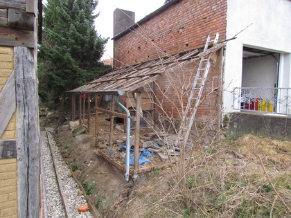 Das Grundgerüst vom Schuppen steht noch