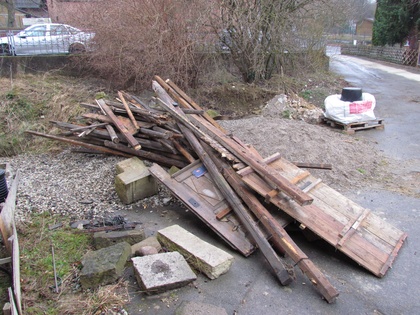 Das restliche Holz vom Schuppengerüst