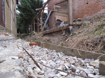 Der Höhenunterschied zwischen der Drainage und dem angrenzenden Erdreich